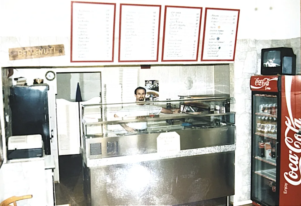 Disken på Pizzeria Capone 1995, med menytavlorna på väggen