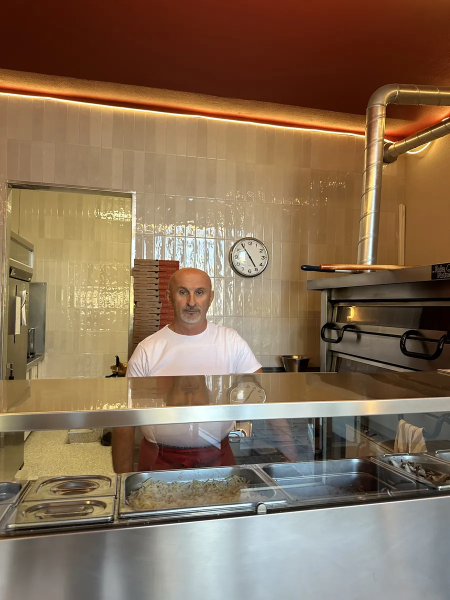 Shefik bakom disken på Pizzeria Capone i dag
